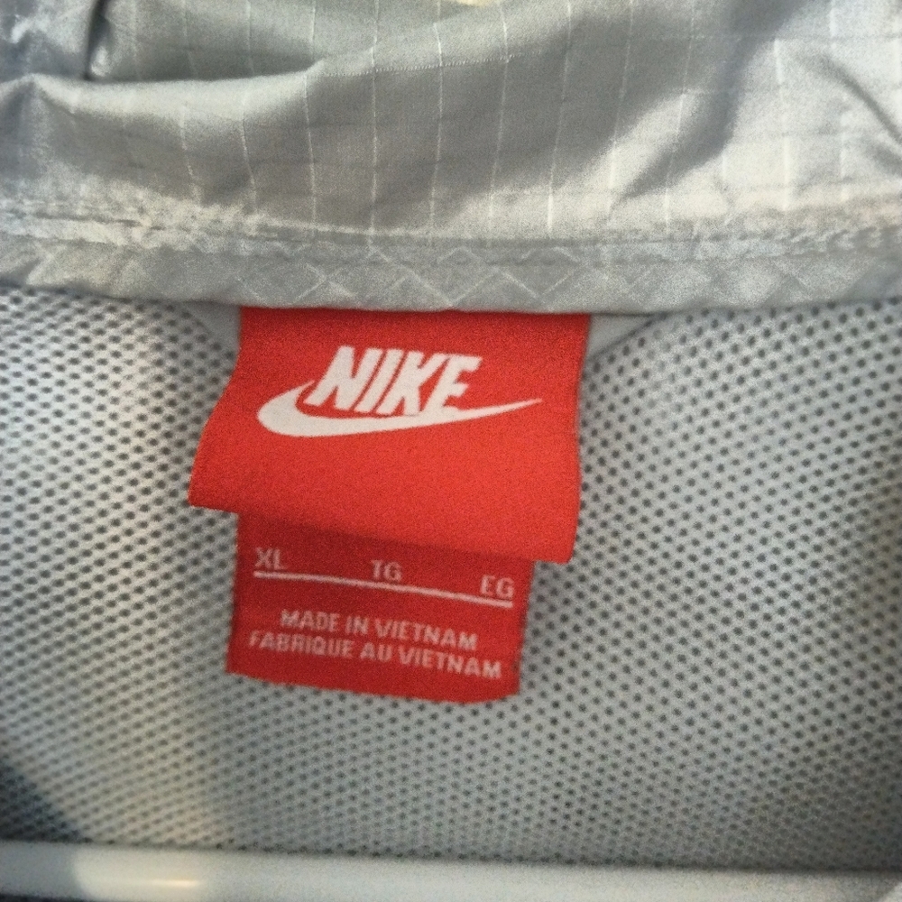 NIKE XL Women's Wind Breaker - Picture 4 of 4
